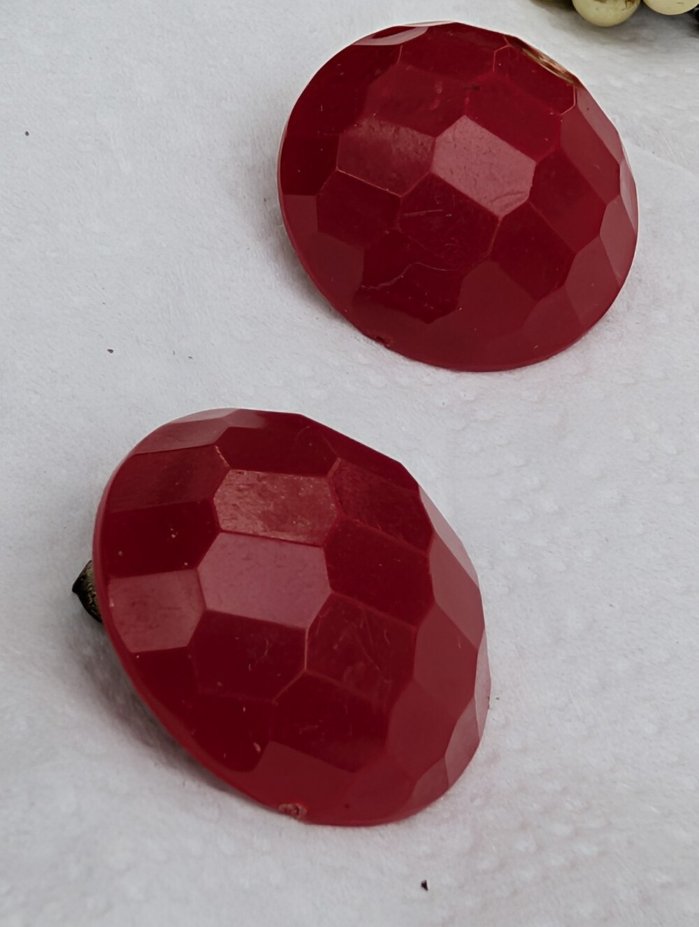 Vintage 1950's red clip-on earrings Diamond Cut - Picture 5 of 5